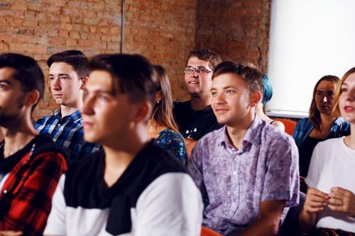 Получат новые навыки в сфере дизайна для уверенного карьерного роста. Минимальное требование — знание Adobe Illustrator