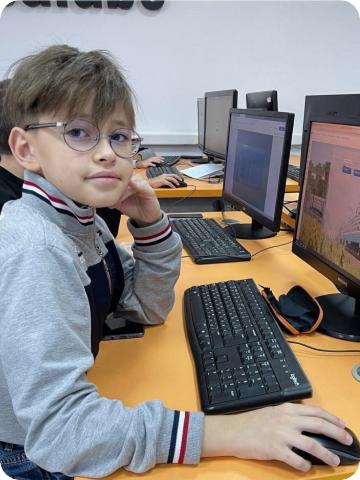 Летом посетили мастер-класс по программированию, ребенку понравилось и мы решили записаться на обучение. Учимся уже полгода, нравятся предметы, ребенок научился пользоваться компьютером, даже сам все проекты создает, домашки делает самостоятельно. Раньше постоянно меняли курсы, т.к. интересы у ребенка разные. Сейчас понимаем, что в Академию будем ходить долго
