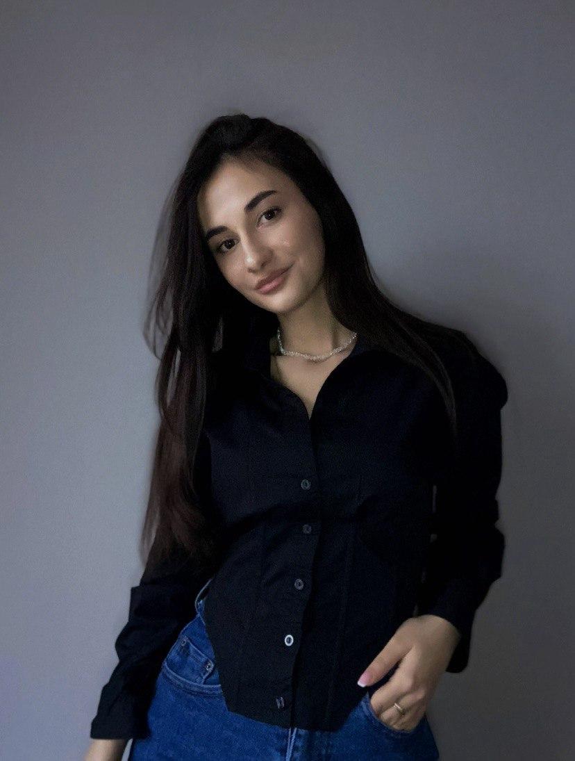 Начала карьеру в компании с запуска филиала в Краснодаре (2024). Сегодня отвечает за разработку и внедрение маркетинговых стратегий, основанных на данных и глубоких инсайтах о продукте и потребителе