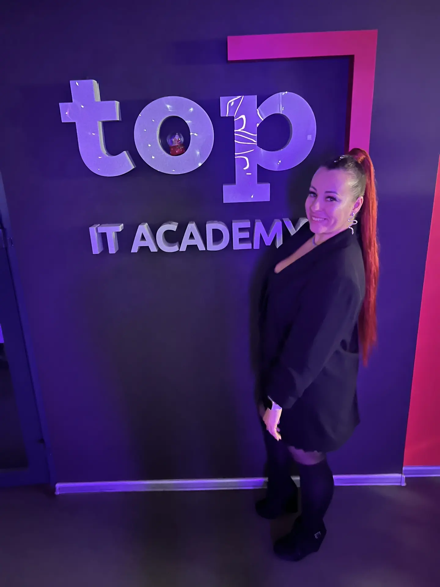 Начала карьеру в 2022 году менеджером продаж. Уже через несколько месяцев возглавила запуск филиала МСК Домодедовская: сформировала команду, выстроила процессы и вывела филиал в лидеры по продажам в Москве. Далее развивалась как руководитель и ментор, участвовала в запуске ключевых проектов. Сегодня — региональный директор, отвечает за развитие Академии, Колледжа и ВУЗа в Москве