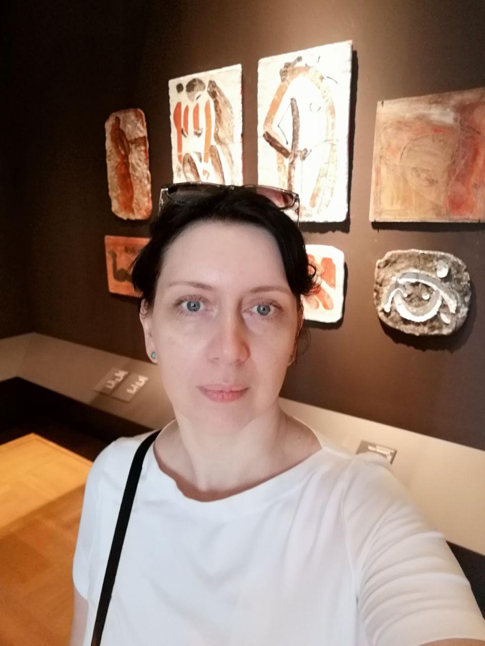 Профессиональный фотограф с 2008 года и графический дизайнер с опытом в фрилансе. Управлял собственной фотостудией 5 лет — от съёмки до постпродакшна. В дизайне специализируюсь на 2D‑графике, работаю в Adobe Photoshop и Illustrator. Верю, что мастерство можно передать: веду обучающие курсы «Графический дизайнер с нуля» и «Профессиональный фотограф с нуля», делюсь опытом и помогаю новичкам освоить профессии.