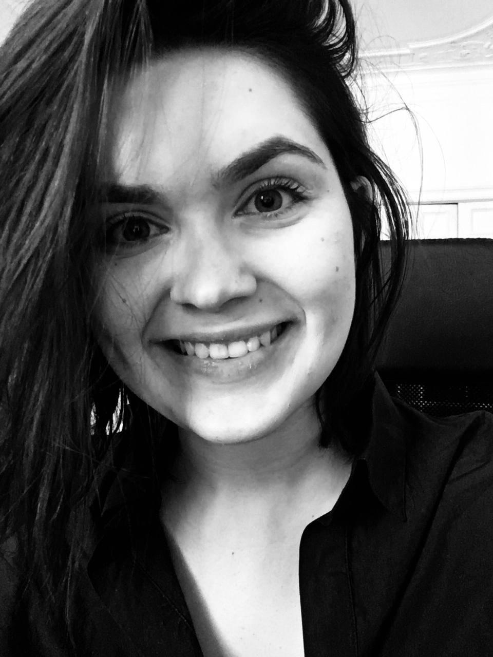 Системный дизайнер, преподаватель (6+ лет), выпускник СПбГУПТД с отличием. 11+ лет опыта: 80+ жилых/коммерческих проектов, 150+ 3D‑визуализаций, 60+ графических проектов, 70+ презентаций, 50+ полных циклов. 300+ студентов, 10+ авторских курсов. Project management: сроки, бюджет, подрядчики.