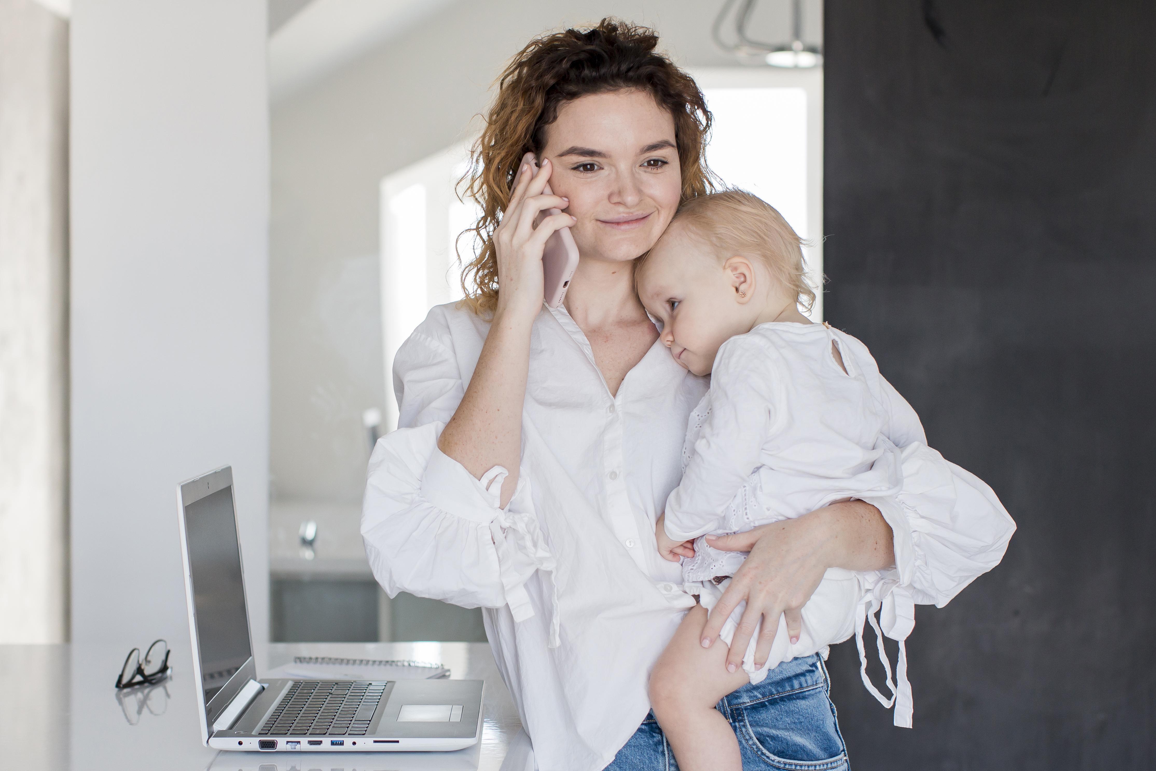 Первые проекты можно брать не увольняясь с нынешней работы. Как только вы освоитесь в новой сфере и начнете стабильно зарабатывать, можно полностью переключиться на SMM