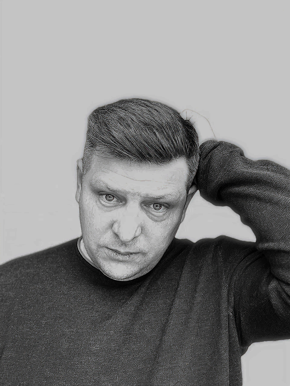 Я — основатель проекта corgish.app, сервиса онлайн‑викторин и интерактивного обучения. Являюсь senior UI/UX‑дизайнером с более чем 20‑летним опытом в продуктовом дизайне и развитии цифровых сервисов. Специализируюсь на проектировании пользовательских интерфейсов, а также образовательных и маркетинговых продуктов. В работе сочетаю системное мышление и аналитику пользовательского поведения с практическим опытом запуска и масштабирования цифровых решений.