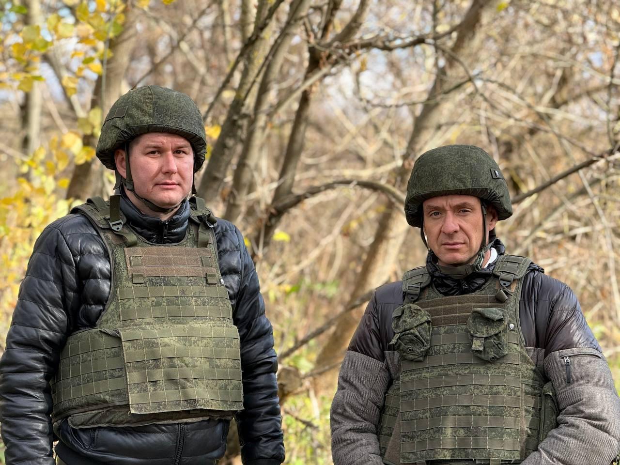 Павел Специан (справа) во время гуманитарной миссии