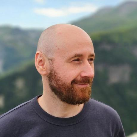 На протяжении 2 лет занимаюсь back‑end‑разработкой на Python, а последние 3 года дополняю практику преподаванием. Одним из ключевых достижений стал запуск собственного коммерческого программного продукта на основе локальных ИИ‑моделей — решение вышло на международный рынок.