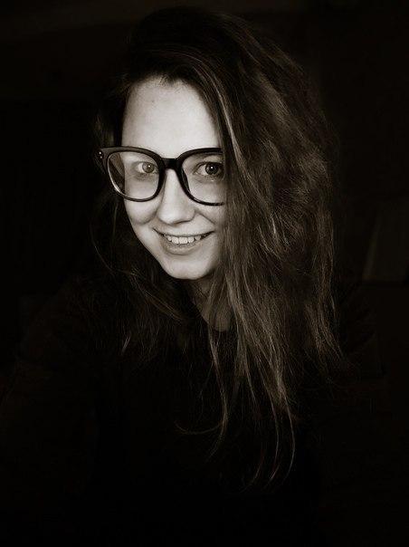 Государственный Горный Университет, специальность дизайнер-проектировщик ювелирных украшений. Педагогический опыт более 4-х лет.
Опыт работы дизайнером более 2-х лет, в том числе дизайнером свадебных проектов.
Разработала курсы по дизайну и графике, истории живописи, иллюстрации и скетчингу
1,5 месяца работала в Италии, преподавала курс по русской культуре на английском языке