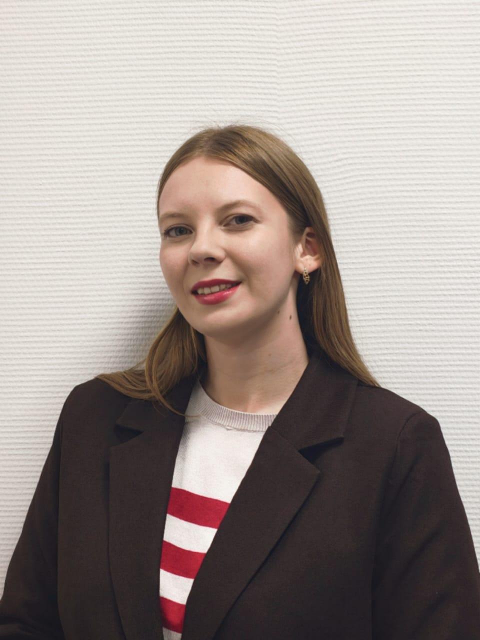 Высшее педагогическое образование, учитель начальных классов, преподаватель по ментальной арифметике, скорочтению и каллиграфии.

Куратор образовательного центра для одаренных детей, советник директора по воспитанию и взаимодействию с детскими общественными организациями.