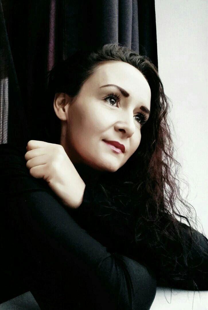 Обладаю 20‑летним опытом в сфере дизайна, включая графический, веб‑дизайн и UI/UX‑дизайн. С 2021 года занимаюсь преподавательской деятельностью, а с 2022 года работаю в Академии TOP. Имею опыт реализации проектов на рынке России и Канады.