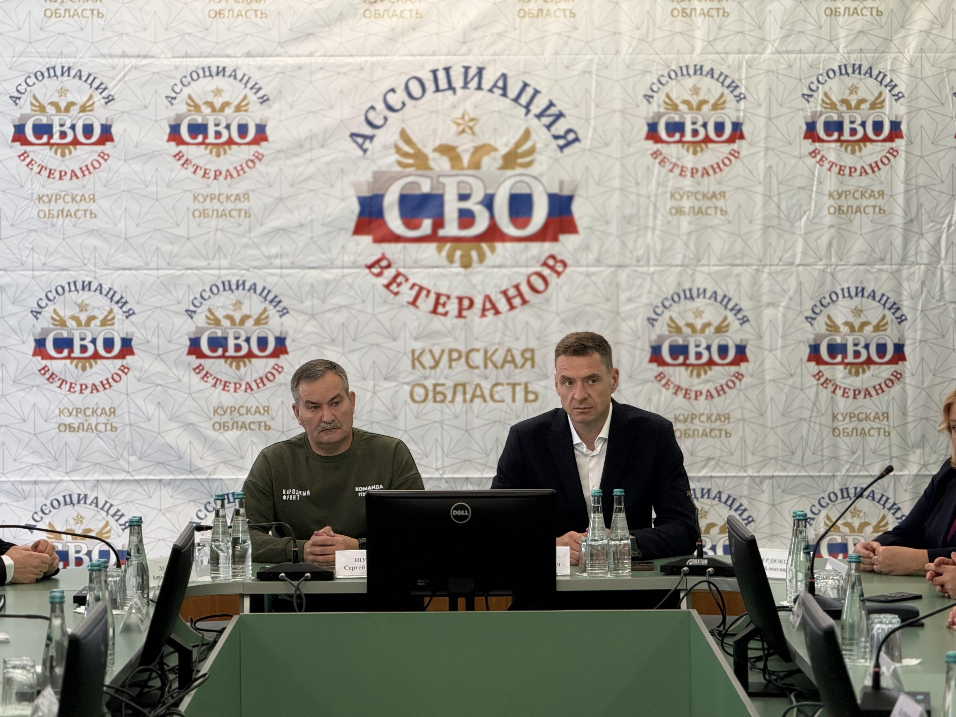 Руководитель Народного фронта Курской области Сергей Шумаков и Павел Специан (справа)