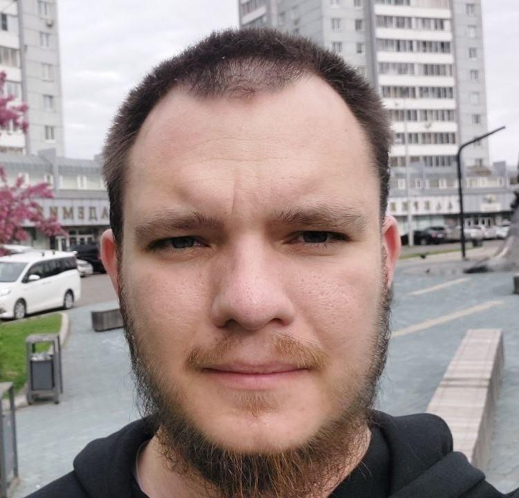 Продуктовый аналитик мобильных приложений (2+ года) и проектный менеджер (1+ год). Преподаю C#, разработку игр и мобильных приложений, UML в «Кванториуме», СФУ и академии ТОП (с 2021 года), курирую учебные практики. С 2020 года публикую собственные игры на Google Play и Яндекс Играх, особенно активно — с 2024 года. Ранее — актёр театра.