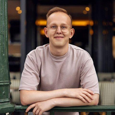 Преподаватель, автор программы курса  Выпускник Harvard University по направлению «Mashing learning», спикер образовательных мероприятий в Сколково