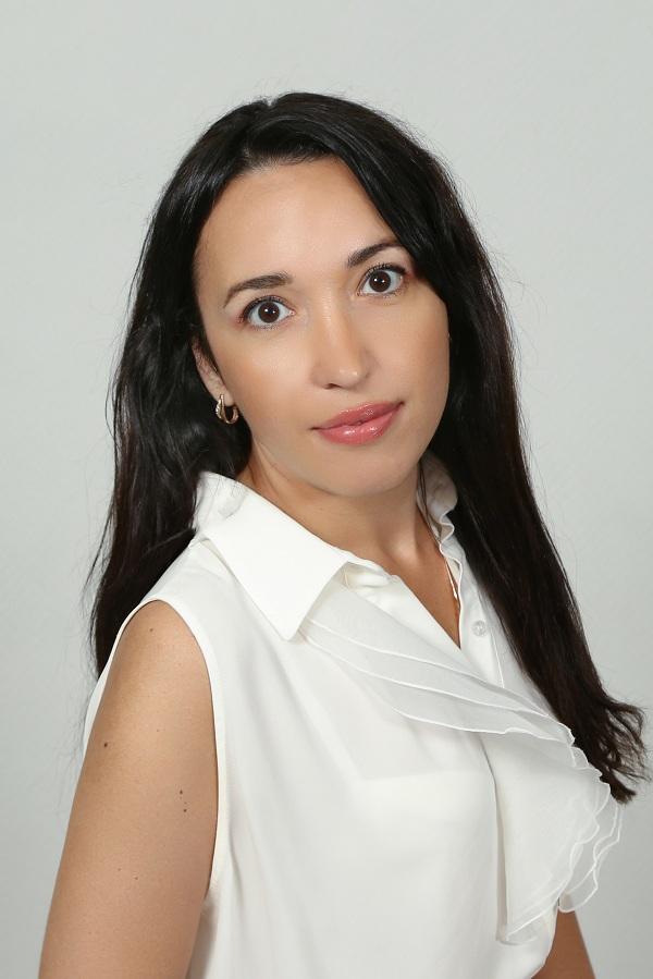 Высшее педагогическое образование.
Учитель русского языка и литературы, а также английского языка. Специализируется на коррекции нарушений речи у детей дошкольного и школьного возраста. Опыт работы в сфере образования — 16 лет.