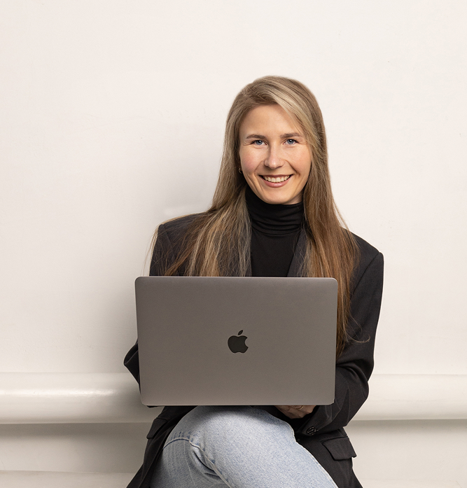 UI/UX‑дизайнер на фрилансе, стаж — 10 лет. Создаю функциональные и эстетичные интерфейсы для веб‑ и мобильных продуктов. Умею превращать сложные сценарии в простые и понятные пользовательские пути. Работаю с заказчиками из разных отраслей.